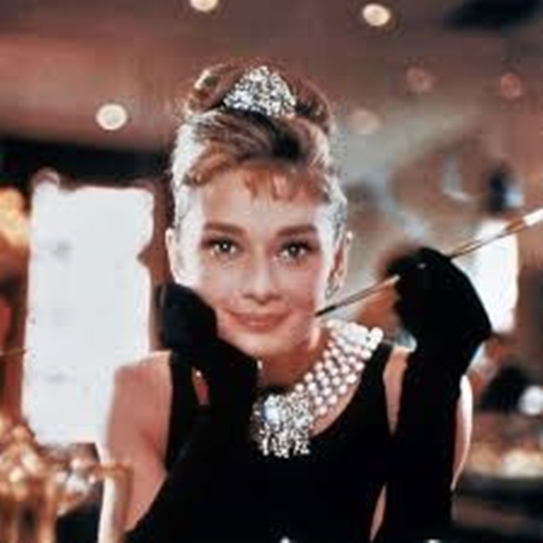 Audrey Hepburn en robe noire