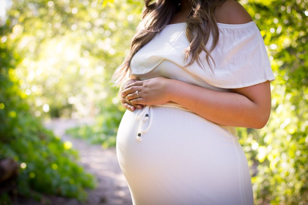 La magie de la bola de grossesse : signification et tendances pour futures mamans branchées