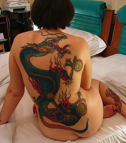 tatouage dos dragon sexy