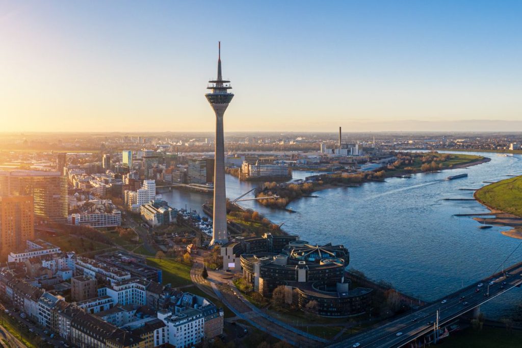 Vue aérienne de la tour de télévision de Cologne, en Allemagne.