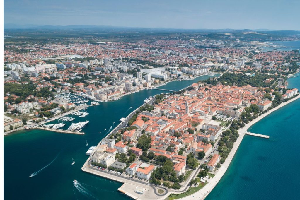 Une vue aérienne d'une ville en Croatie.