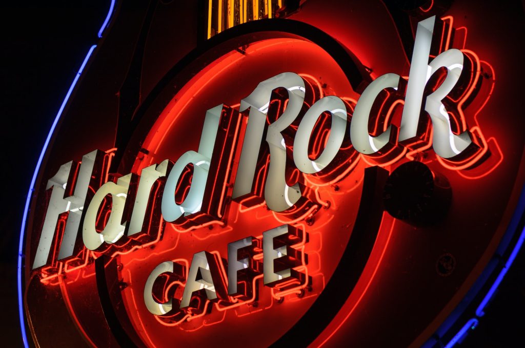 enseigne lumineuse rouge et noire du Hard Rock Cafe
