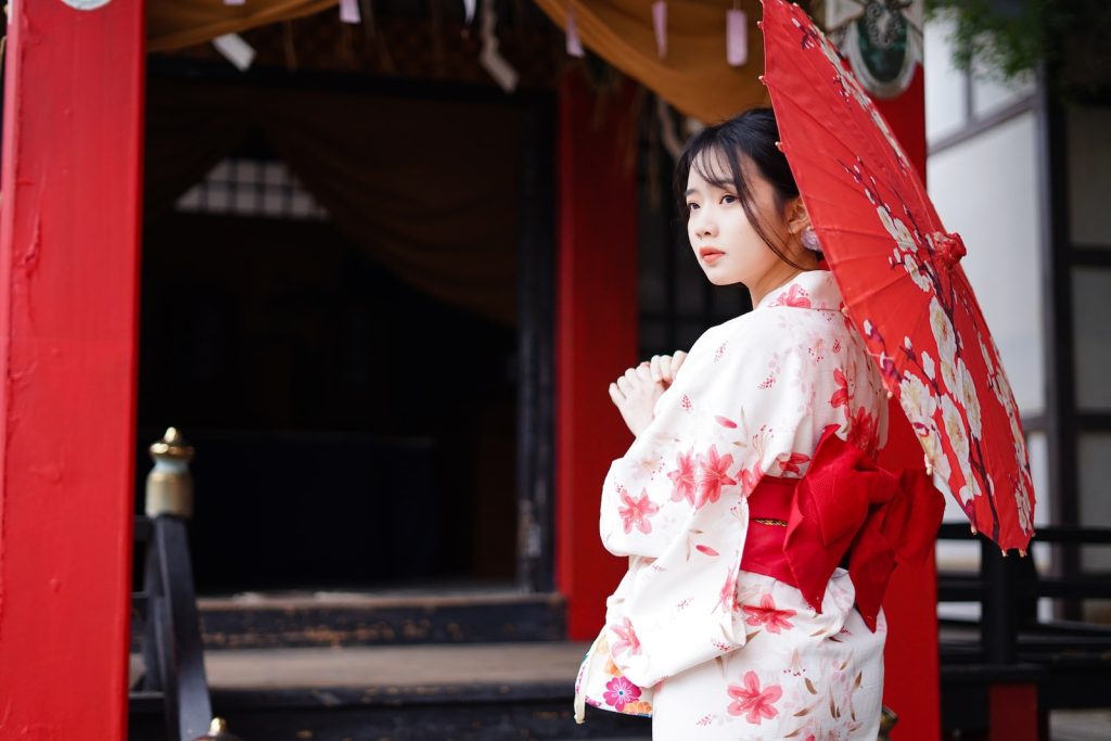 femme en kimono traditionnel 