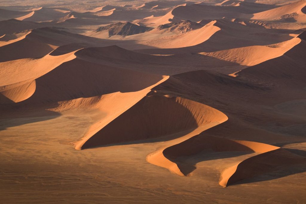 Une vue aérienne des dunes de sable en Namibie.