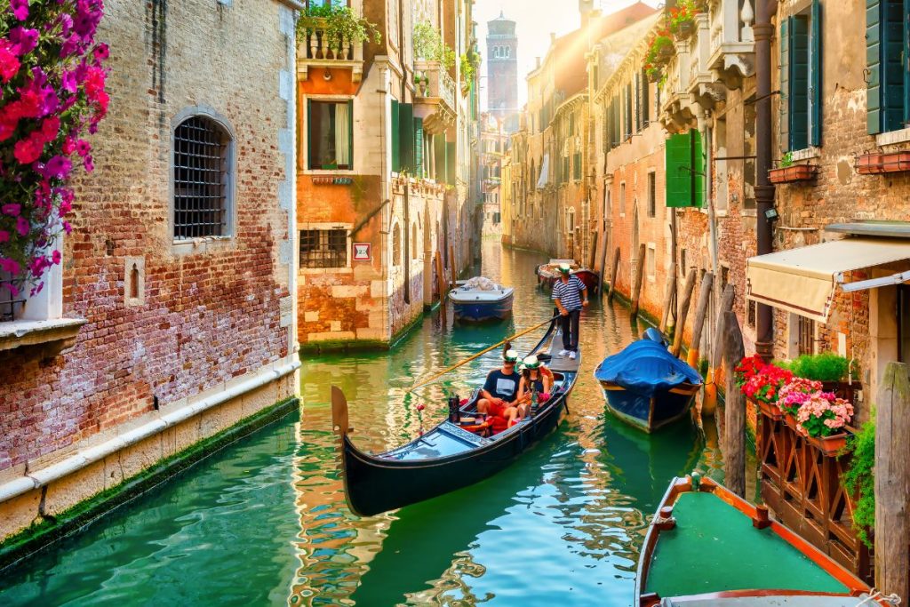 Gondoles sur un canal à Venise, Italie.