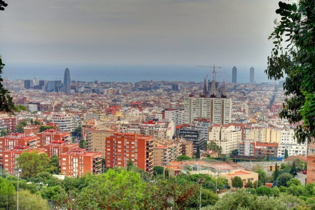 Une vue de la ville de Barcelone depuis le sommet d'une colline.