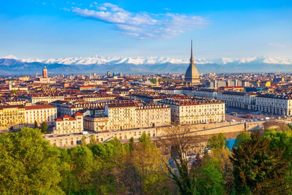 La ville de Turin, en Italie, avec des montagnes enneigées en arrière-plan.