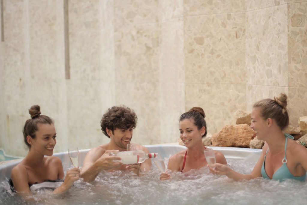 Un groupe de personnes assises dans un bain à remous.