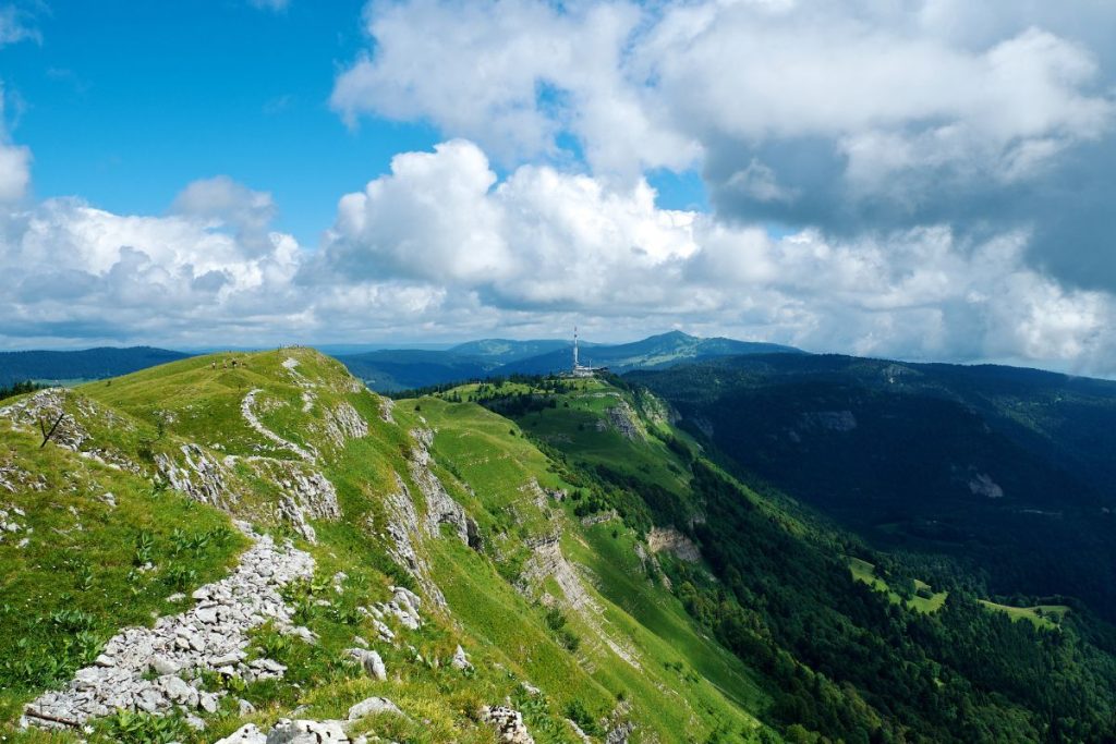 Une vue depuis le sommet d'une montagne dans les Alpes slovaques.