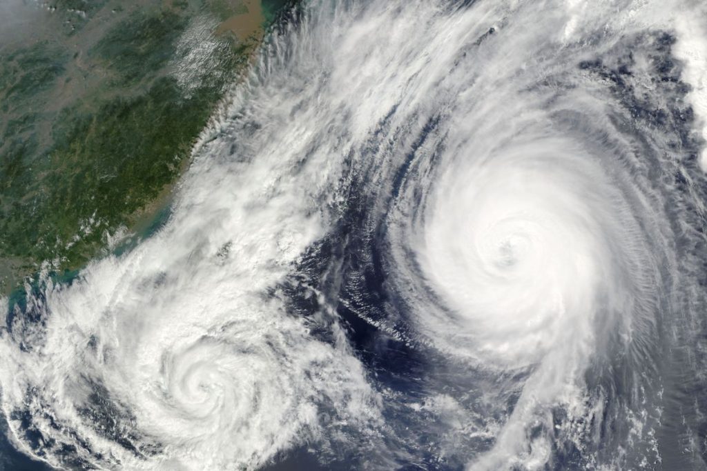 Une image satellite de deux cyclones dans l’océan.