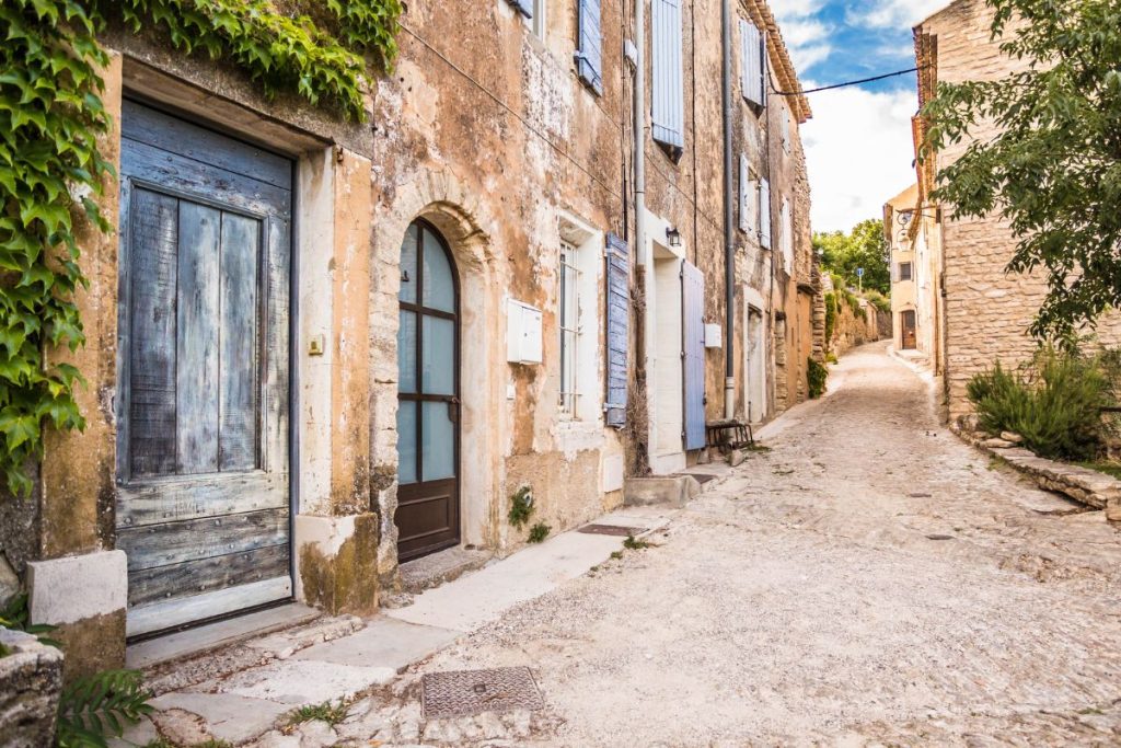 Une rue pavée dans un village de France.