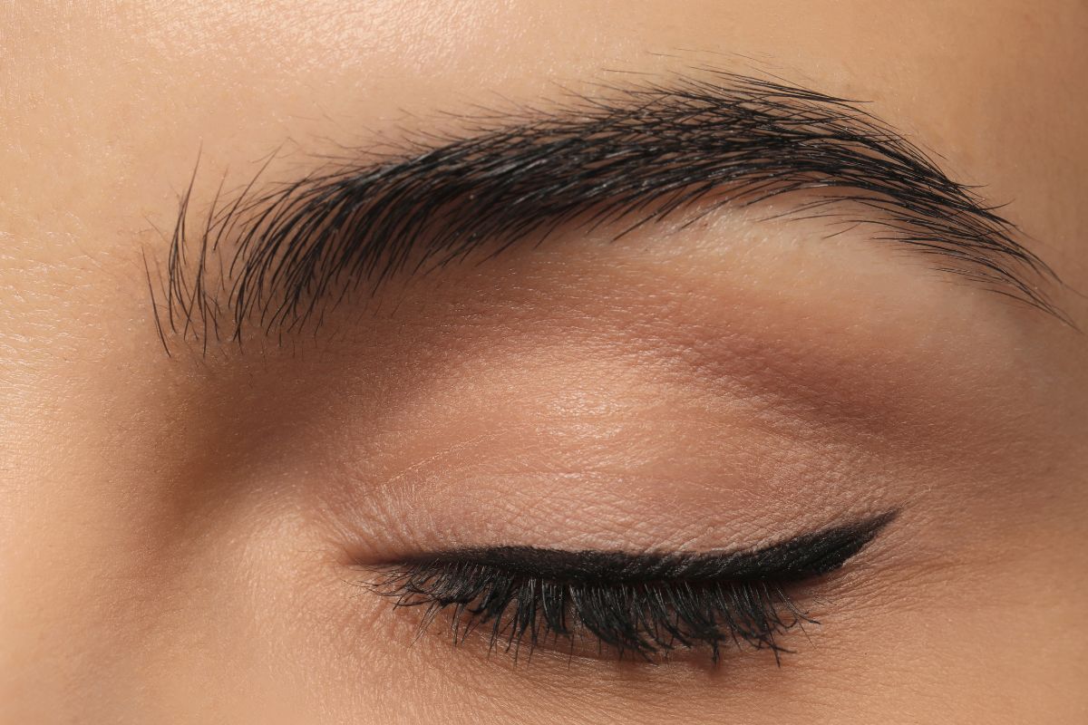 Un gros plan d'un oeil de femme avec un eye-liner noir.