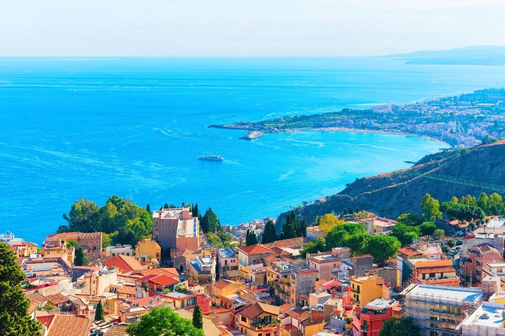 Une vue d’une ville avec un océan bleu en arrière-plan.