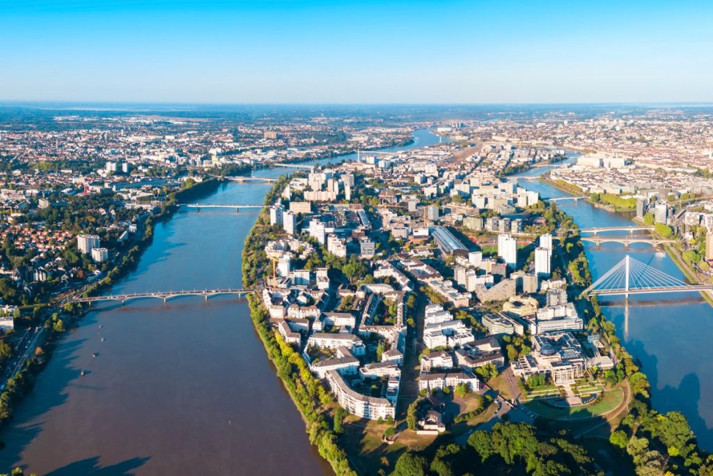 Une vue aérienne d'une ville et d'une rivière.