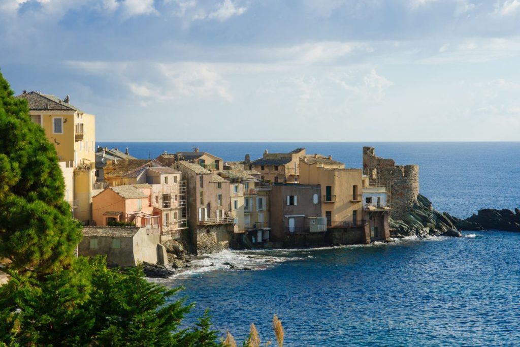 Une petite ville sur la côte de Sicile.