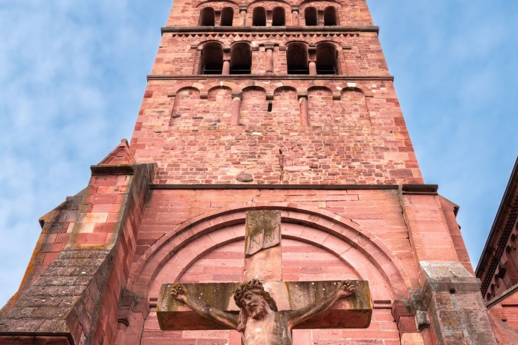 Un clocher d'église surmonté d'une croix.