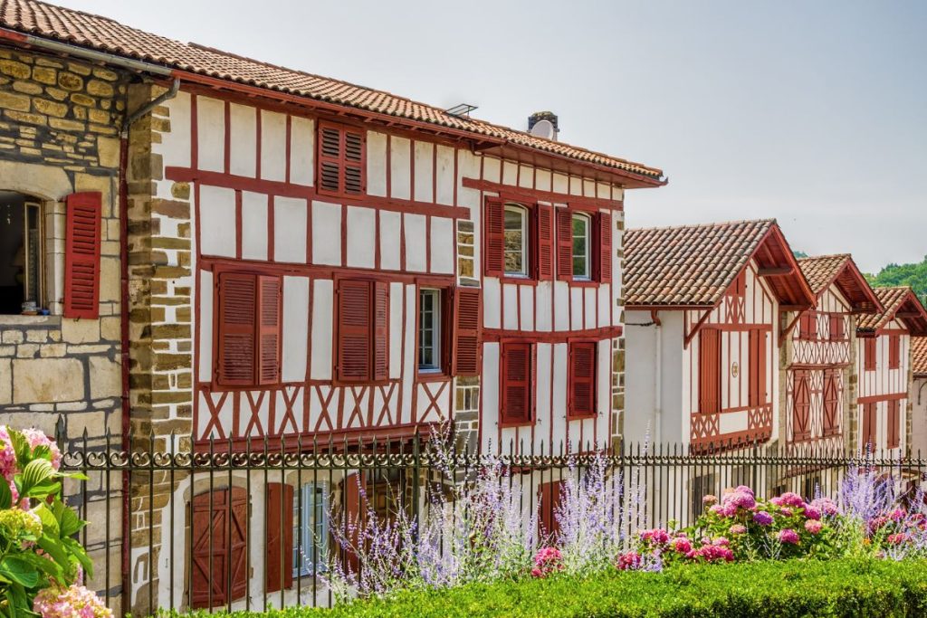 Une rangée de maisons en bois rouges et blanches dans une ville.