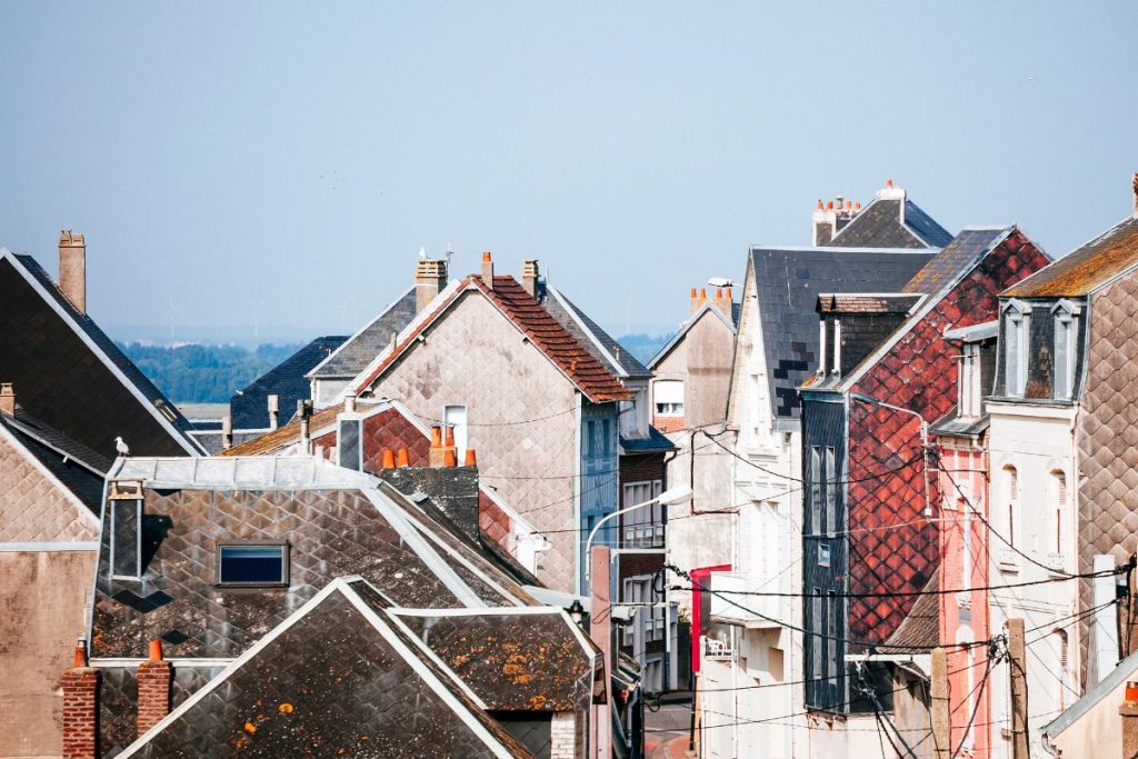 Une vue sur les toits d'une ville en France.