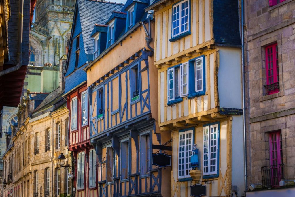 Une rangée de bâtiments colorés dans une rue en France.