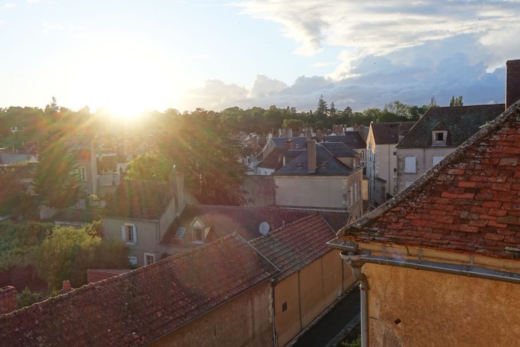 Le soleil se couche sur les toits d'une vieille ville.