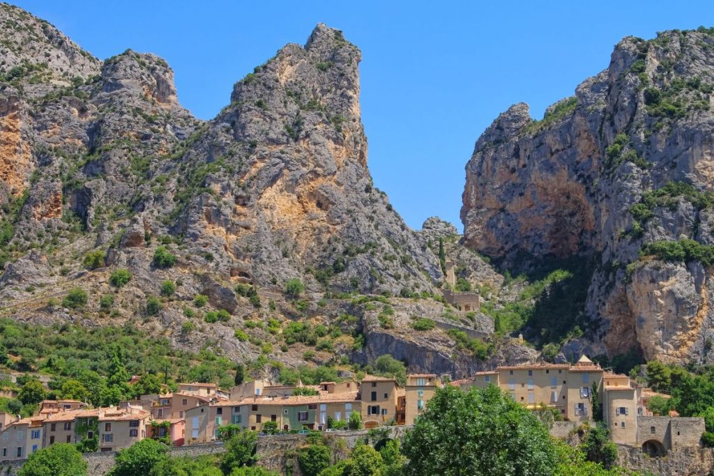 Un village entouré de montagnes dans les Pyrénées françaises.