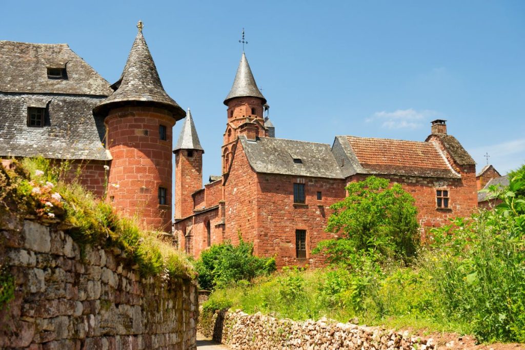 Un vieux château avec un mur de pierre et des tourelles.