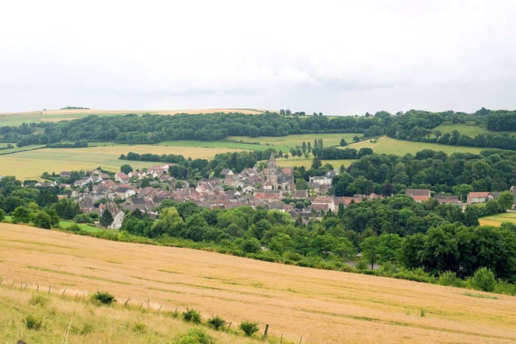 Une vue d'un village à la campagne.