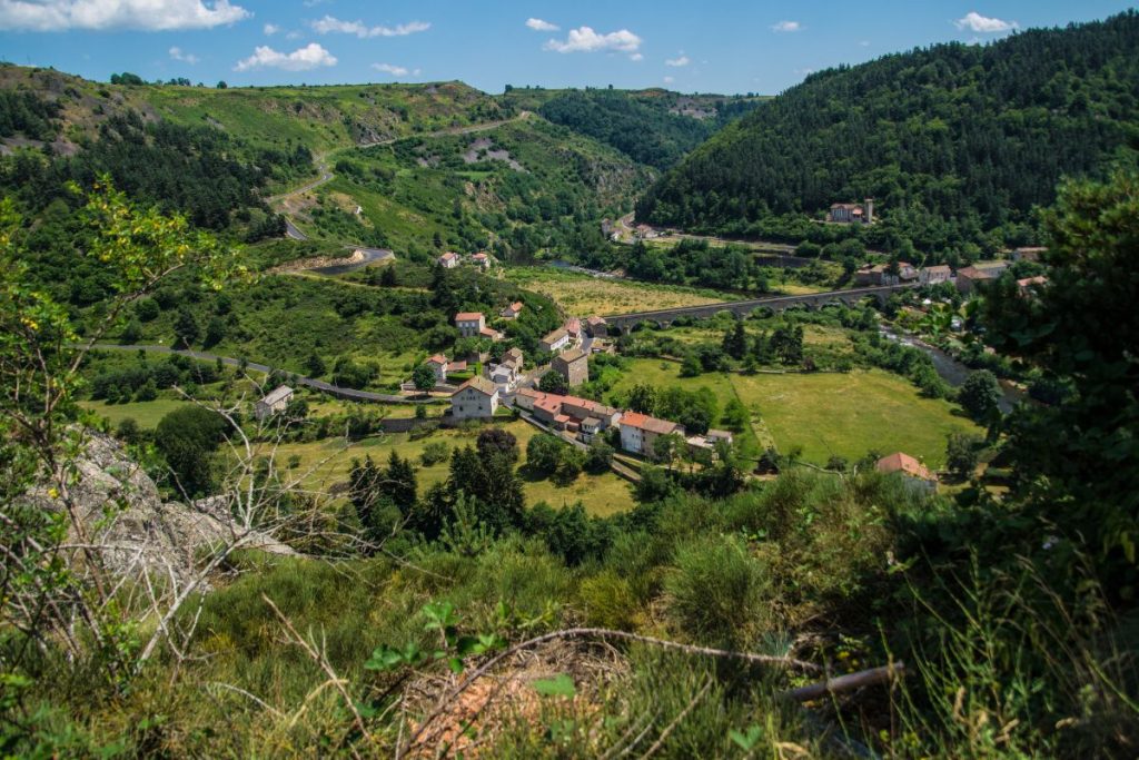 Une vue d'un village dans les montagnes.