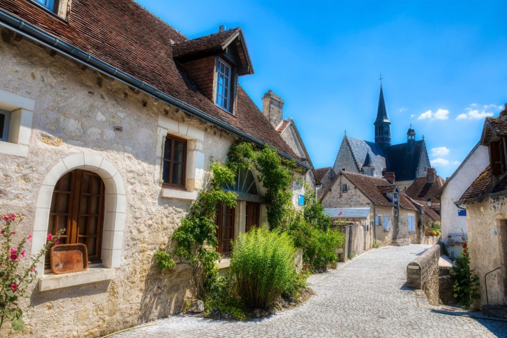 Une rue pavée dans un village de France.