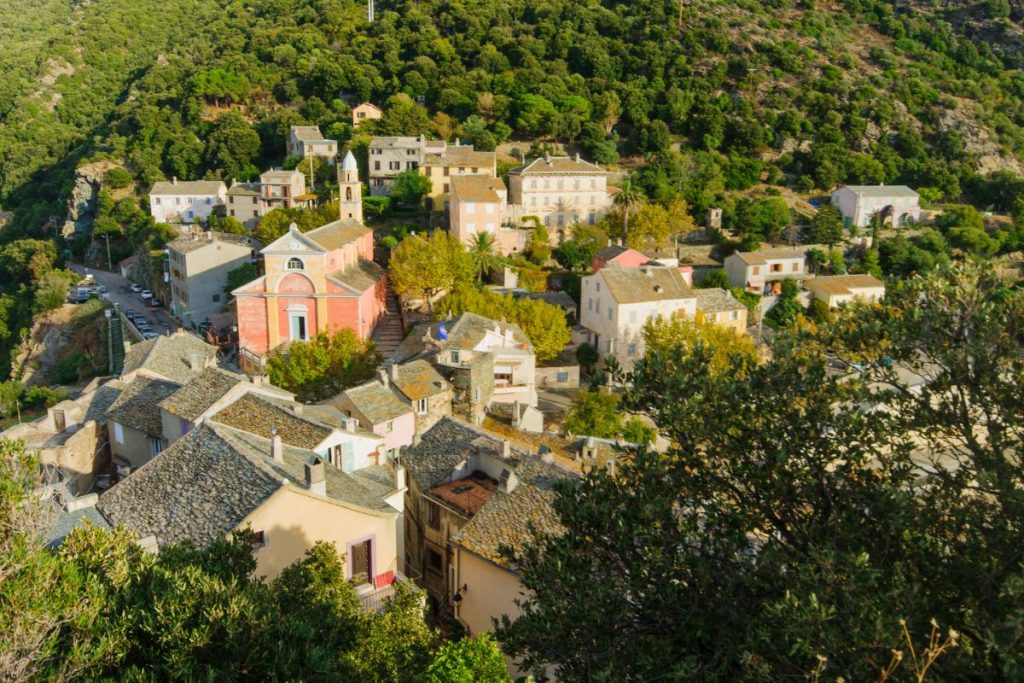Une vue aérienne d'un village en France.