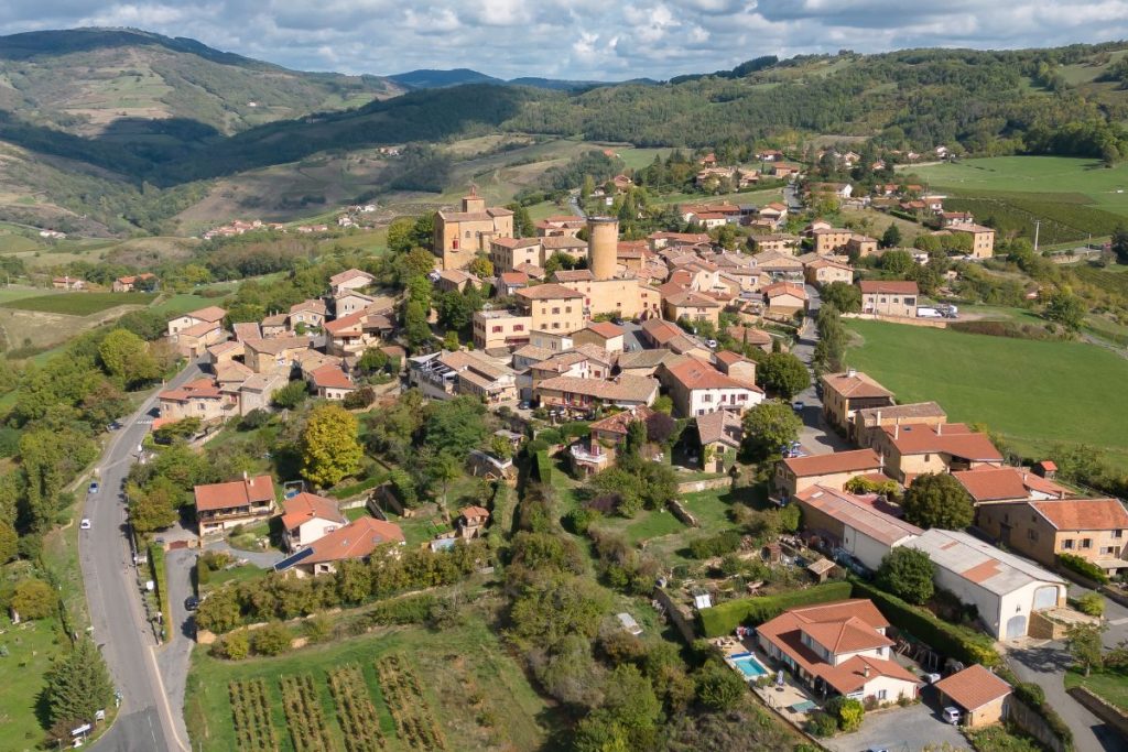 Une vue aérienne d'un village en Toscane.