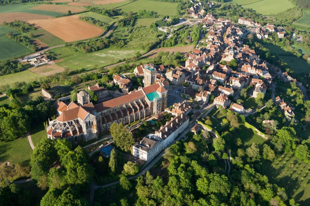Une vue aérienne d'un village en France.