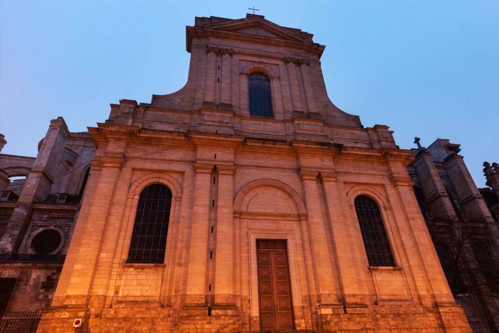 Une église est éclairée au crépuscule dans une ville.