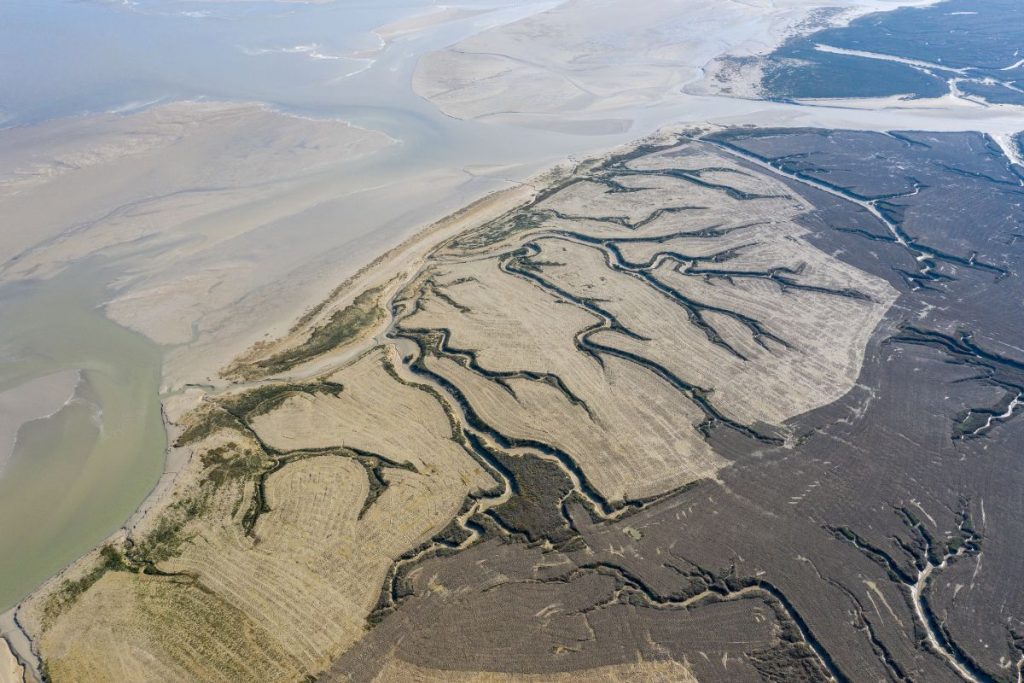 Une vue aérienne d'une rivière et du sable.