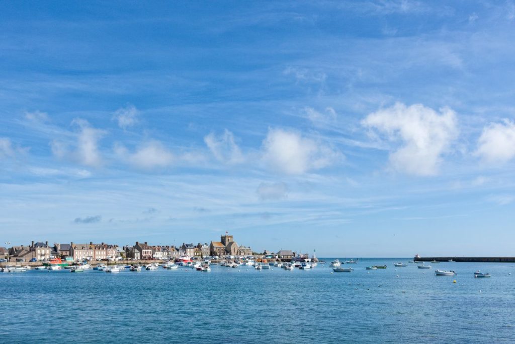 Un port avec des bateaux amarrés dans l'eau sous un ciel bleu.