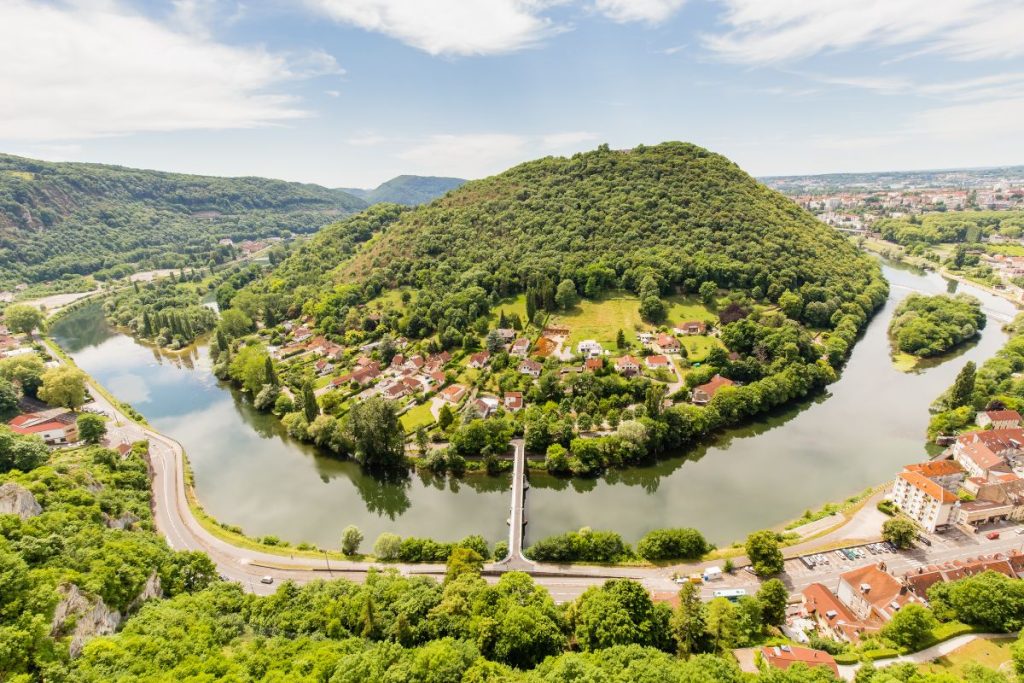 Une vue aérienne d'une ville et d'une rivière en Slovénie.