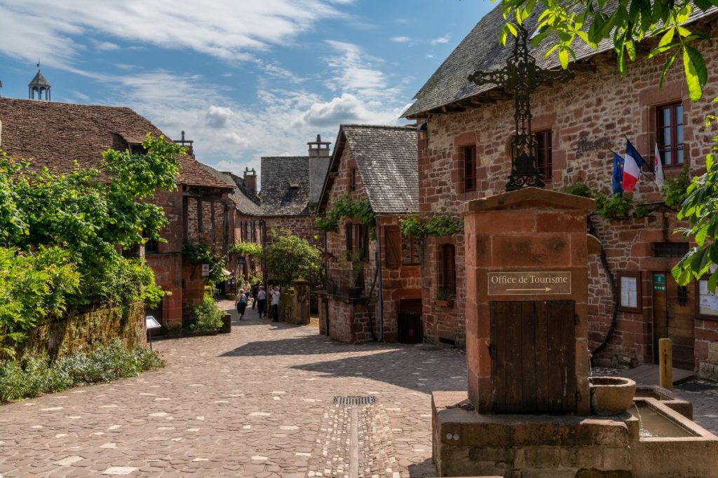 Une rue pavée dans une petite ville de France.
