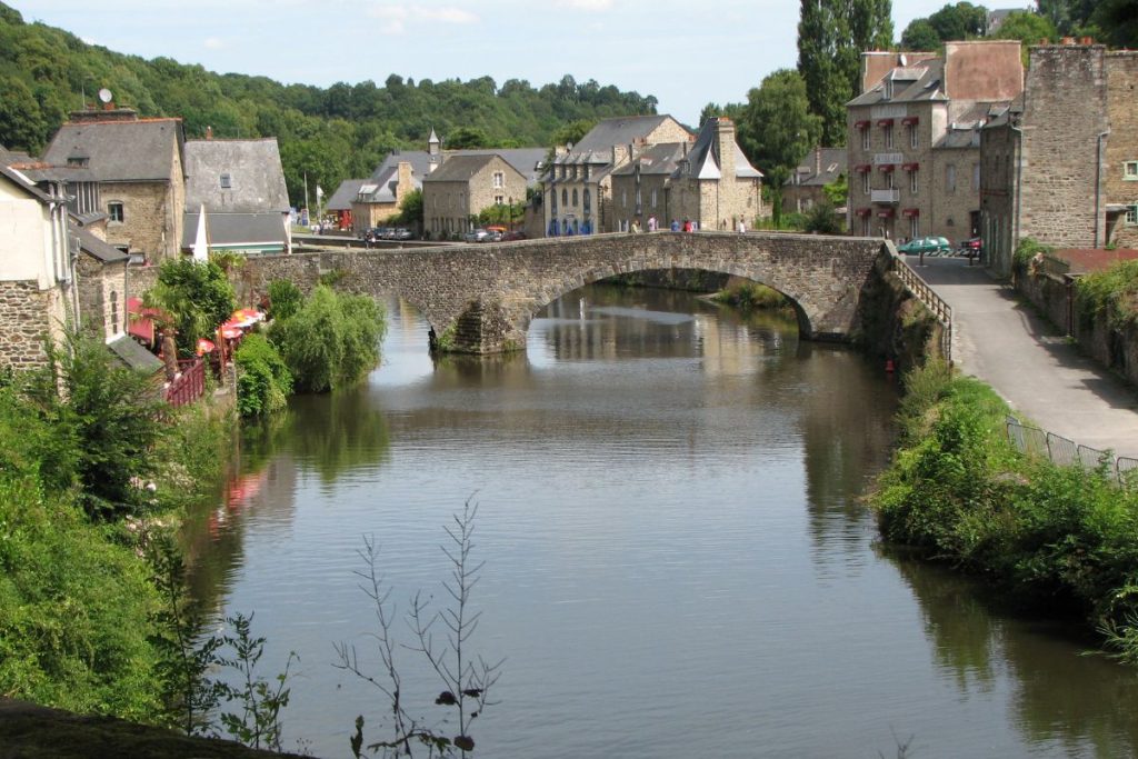 Un pont sur une rivière dans une petite ville.