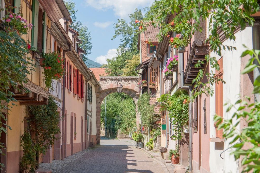 Une rue étroite bordée de maisons dans une ville suisse.