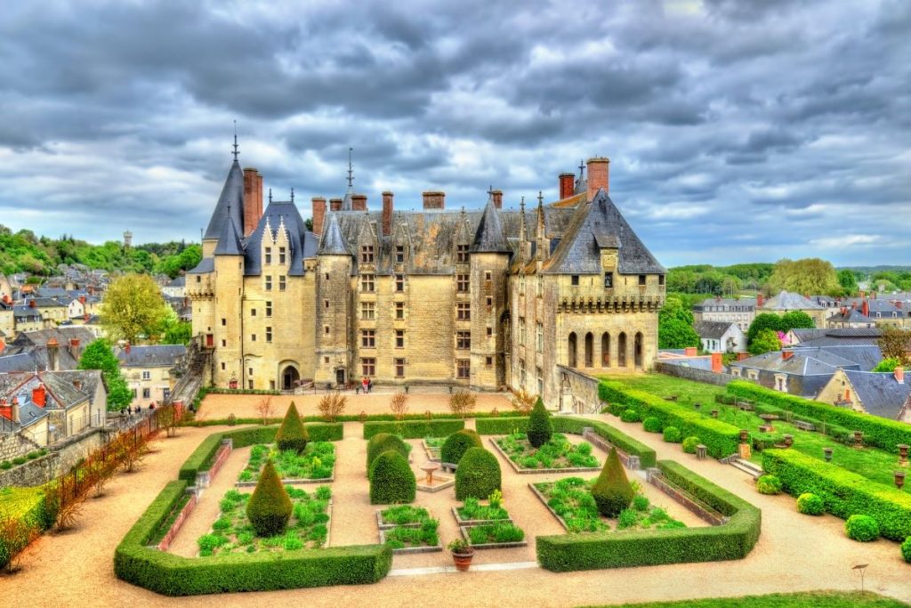 CE VILLAGE VA VOUS FAIRE VOYAGER DANS LE TEMPS au cœur des Châteaux de la Loire