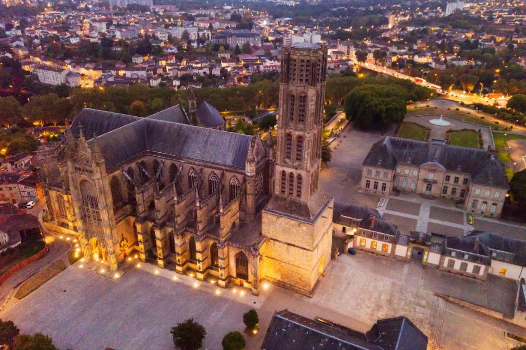 Une vue aérienne d'une cathédrale au crépuscule.