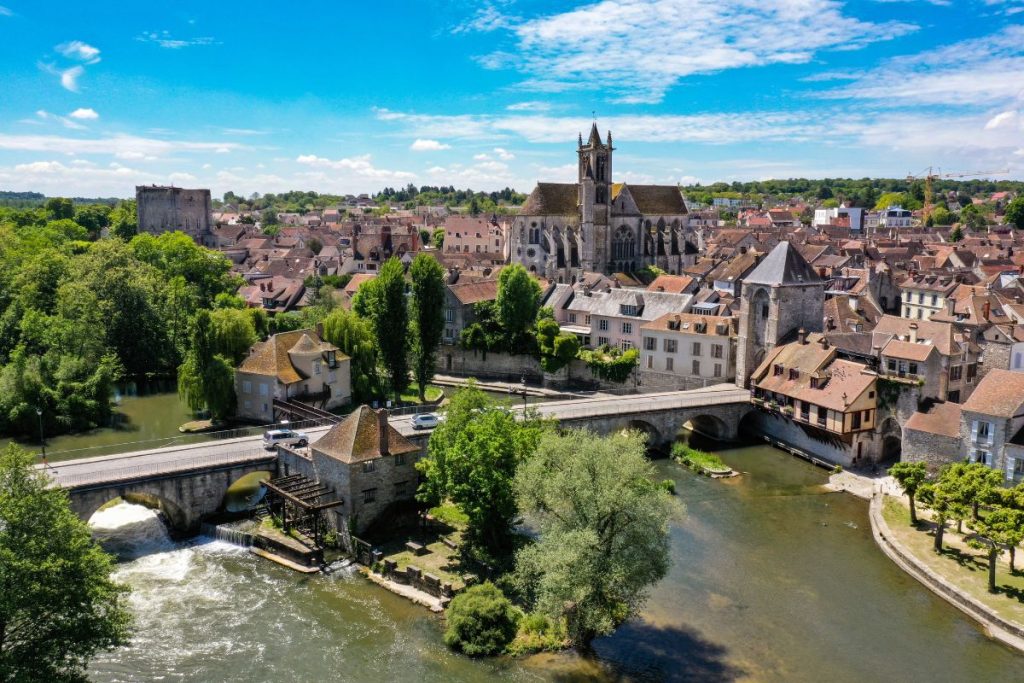 Une vue aérienne d'une vieille ville de France.