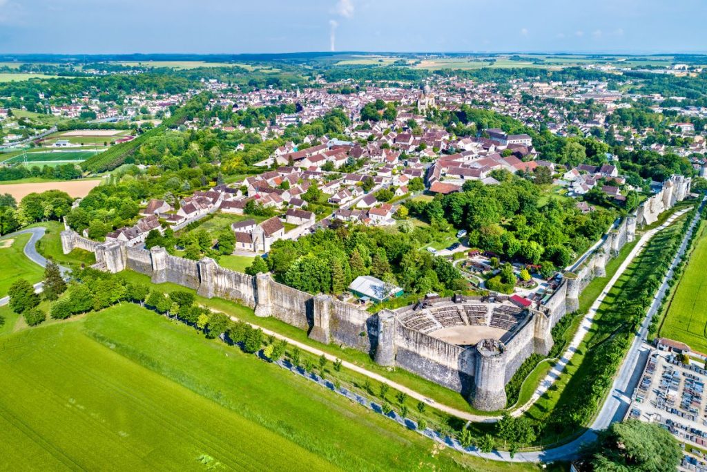 Une vue aérienne d'un château médiéval en France.