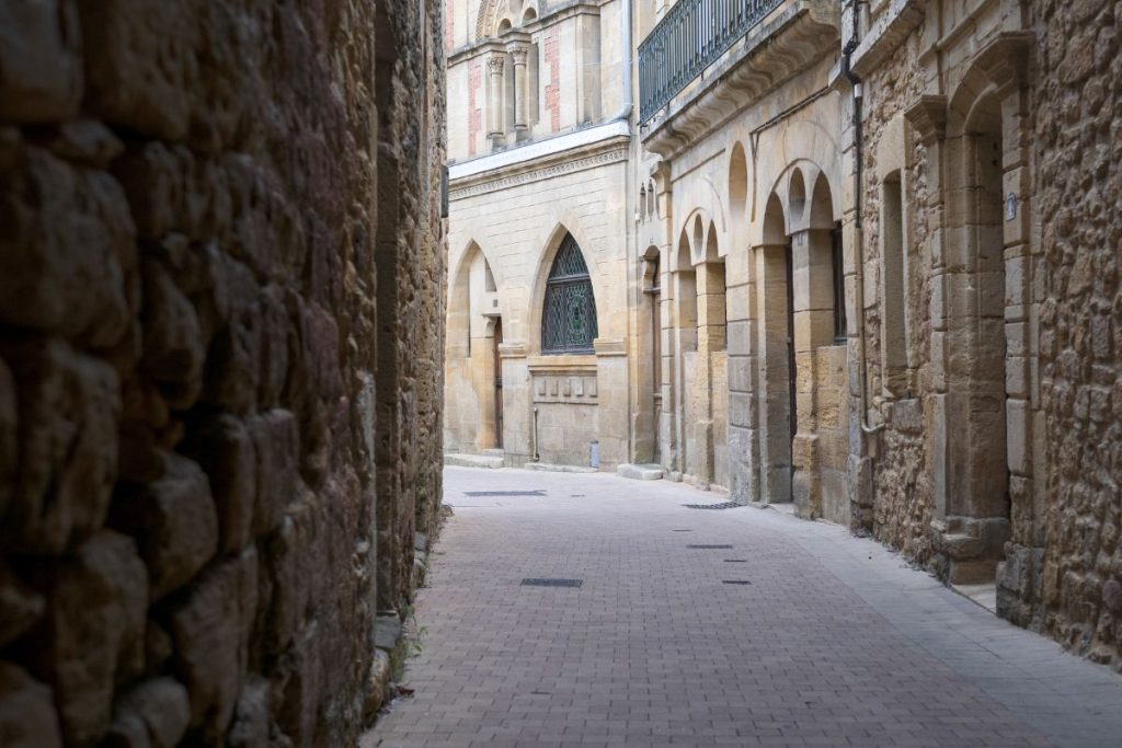 Une ruelle étroite en pierre dans une ville.