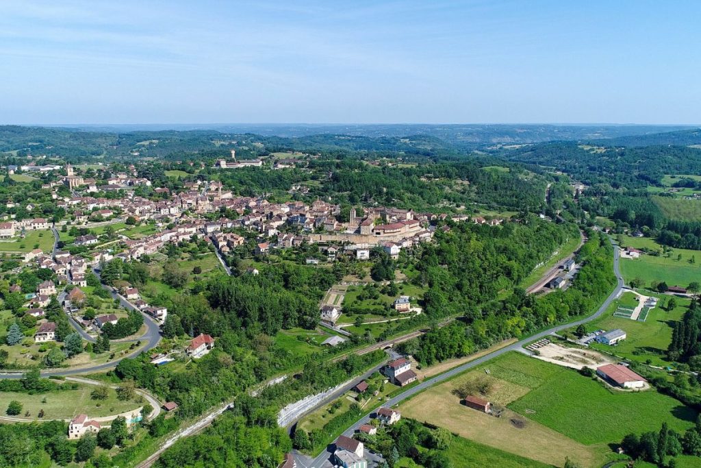 Une vue aérienne d'un village à la campagne.