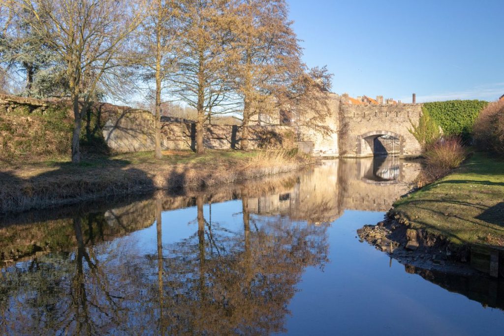 Un canal avec un château en arrière-plan.