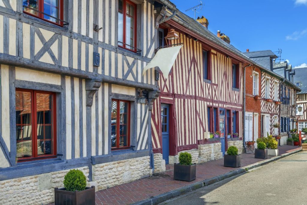 Une rangée de maisons à colombages dans une rue en France.
