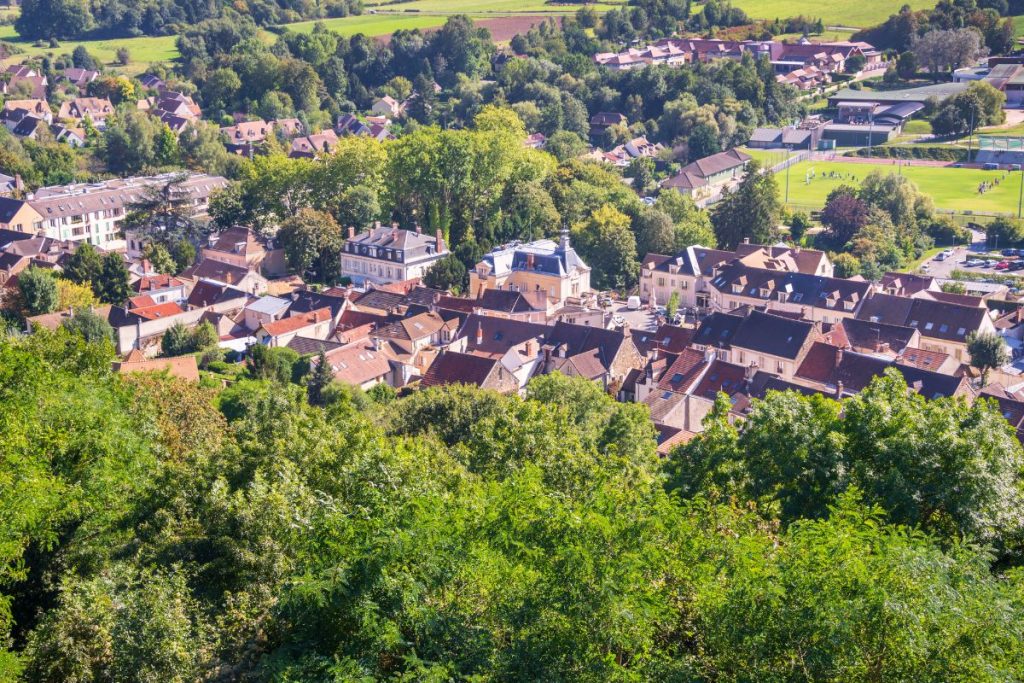 Une vue aérienne d'une ville en France.