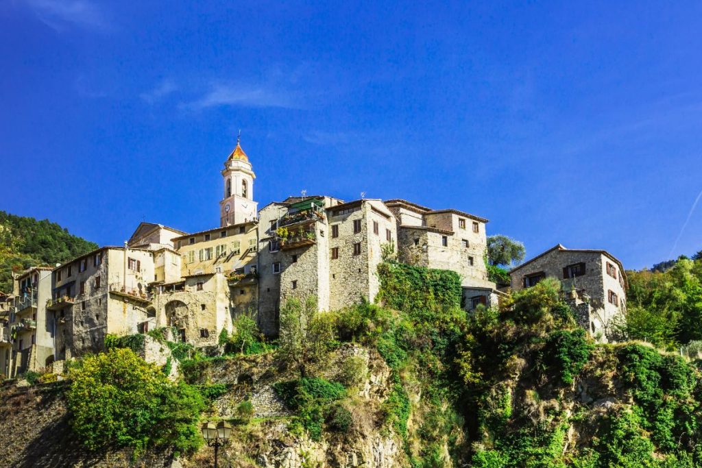 Un château se trouve au sommet d’une colline en Italie.