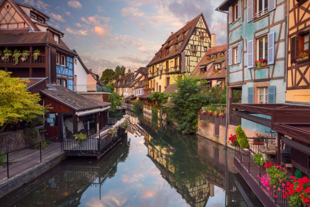Un canal bordé de maisons dans une ville de France.